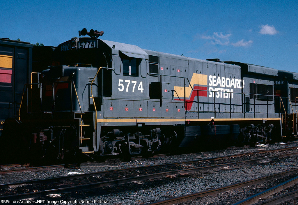 Seaboard System U36B 5774 parked outside the Yard Office
